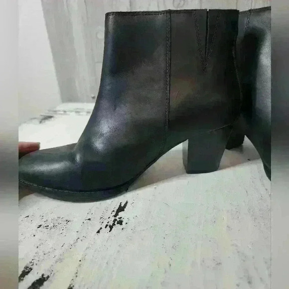 Vionic black booties with frindge zipper pull. - Picture 5 of 15